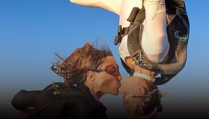 Viral, Aksi Skydiver Wanita Menikah Sambil Terjun Payung