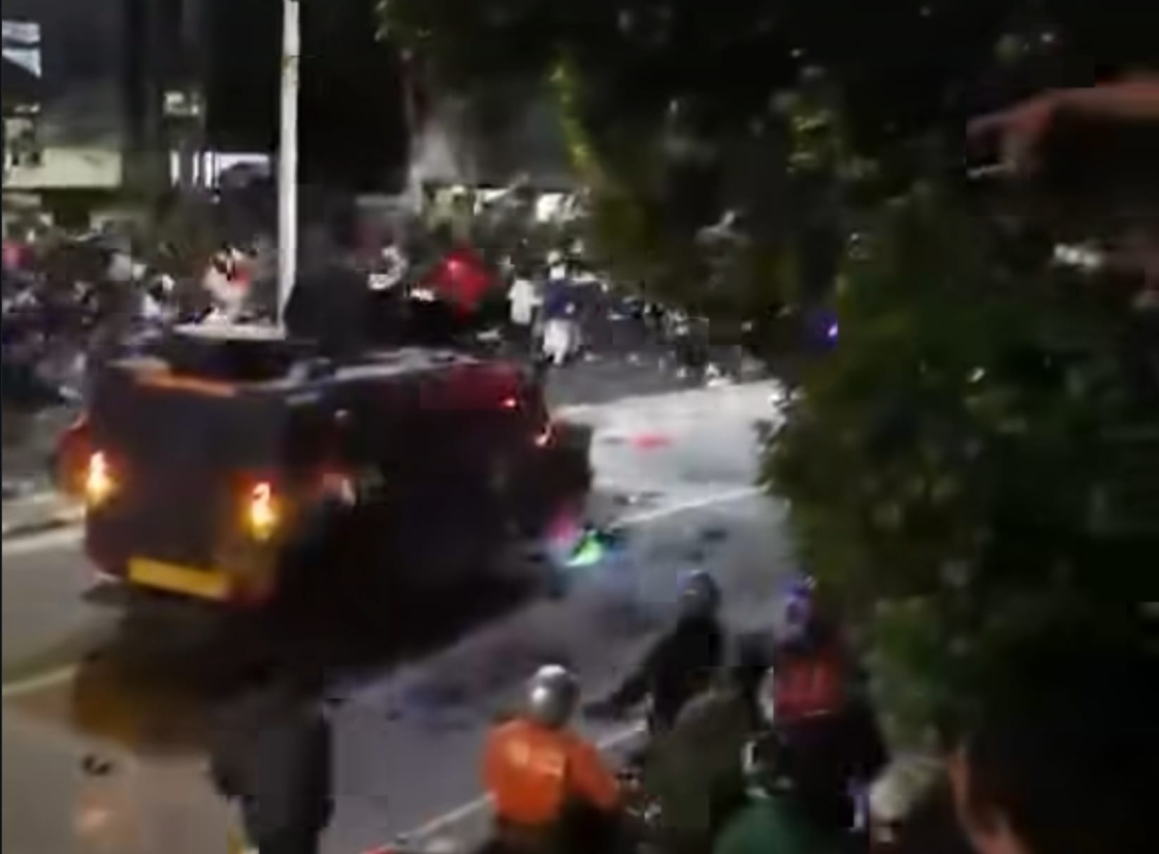 (Foto: Detik-detik mobil rantis milik Brimob menabrak seorang ojol di Jakarta/doc)
