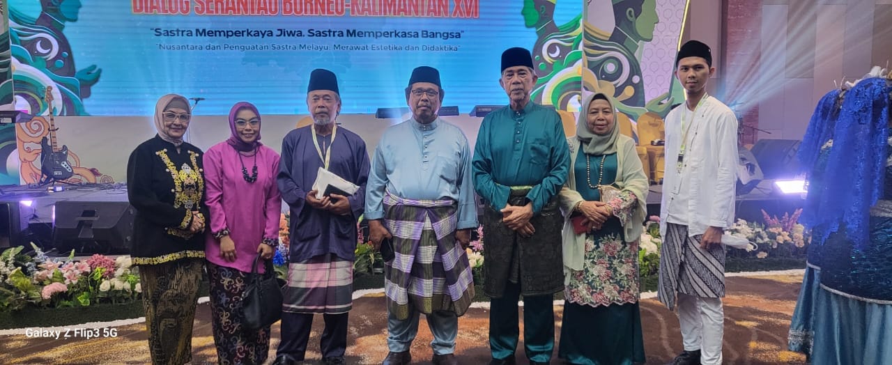 (Foto: Ketua DKD Kutim, Siti Rizky Amalia saat bersama sastrawan dari berbagai negara/doc)