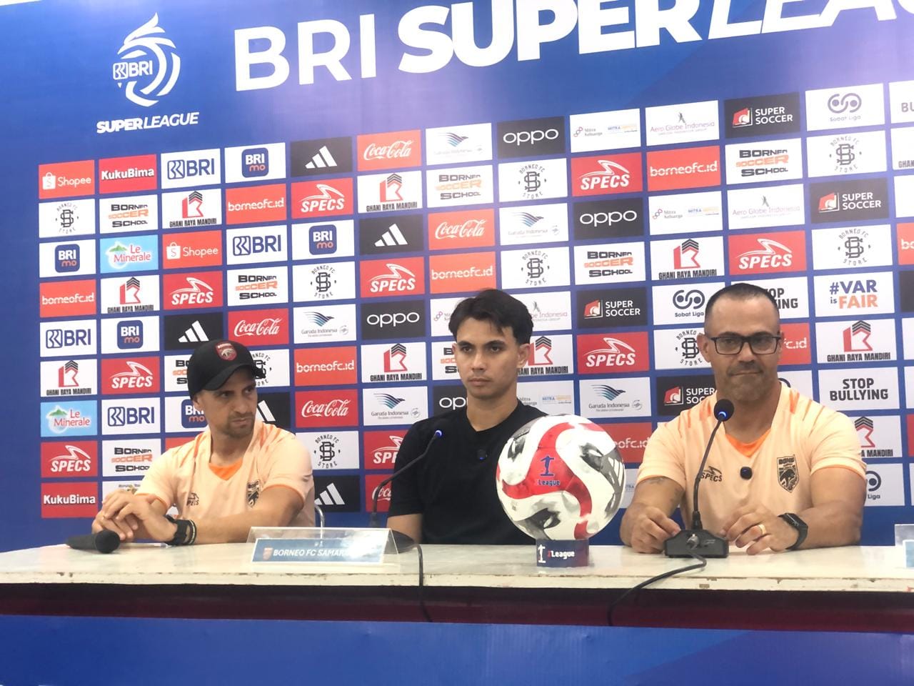 (Foto: Kiper Borneo FC Samarinda, Nadeo Argawinata bersama Pelatih Fabio Lafundes saat konfrensi pers bersama awak media/doc)
