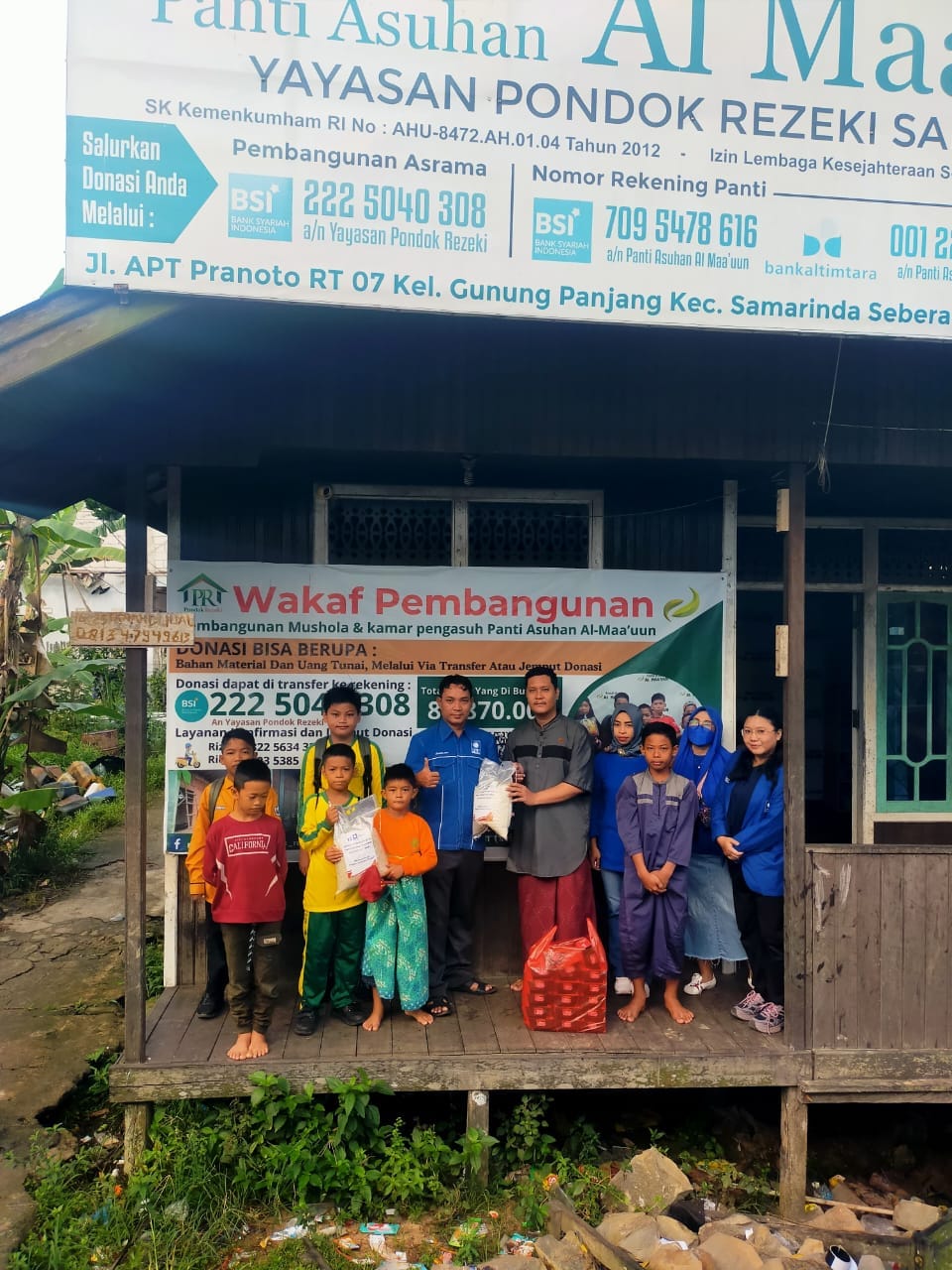 (Foto: DPW PAN Kaltim memberikan bantuan sembako kepada masyarakat dalam rangkaian HUT PAN ke-27/doc))