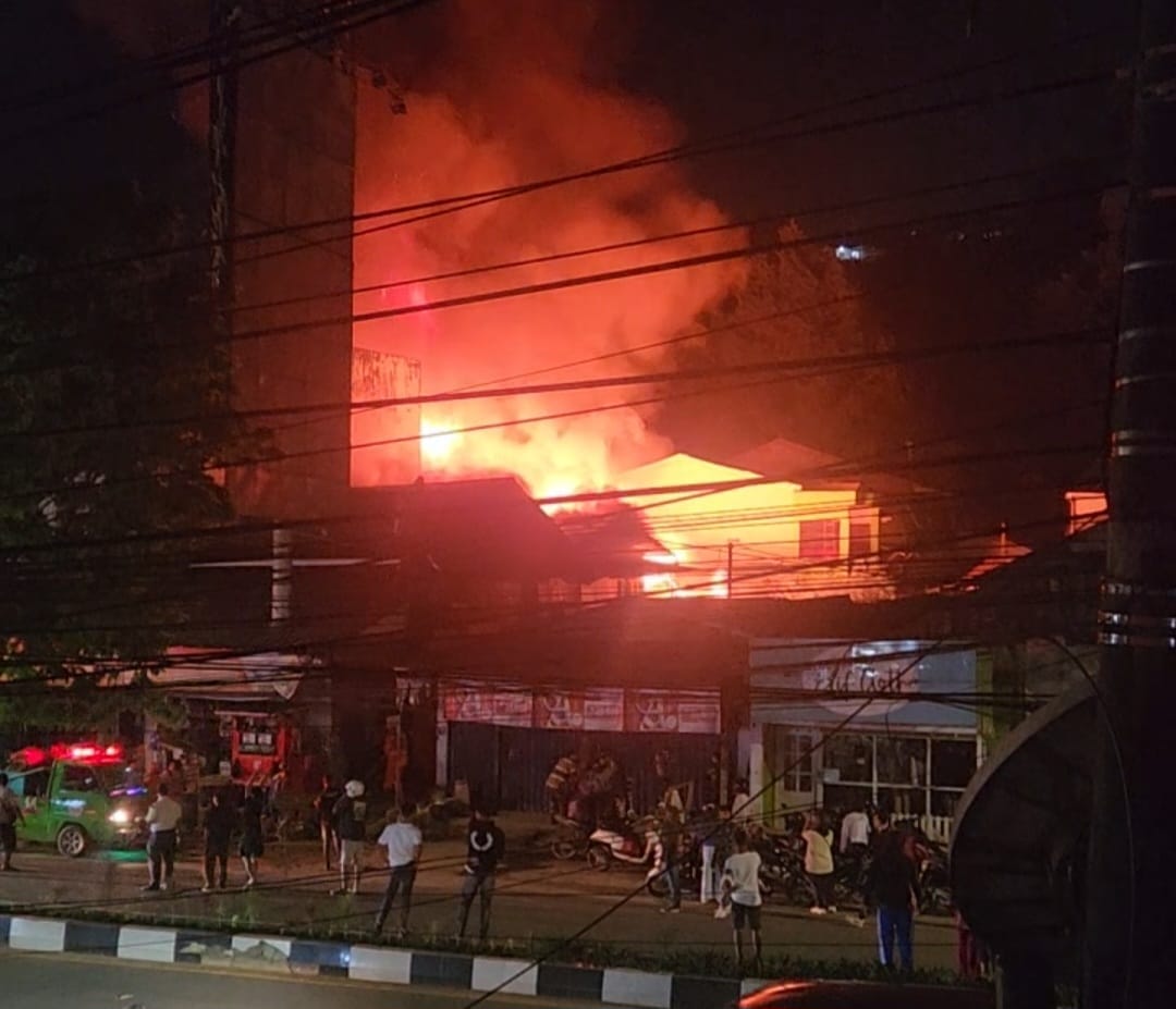 (Foto: Situasi kebakaran yang terjadi di Jalan Juada RT 59 Kecamatan Samarinda Ulu pada Selasa Malam (26/8/2025)/doc)
