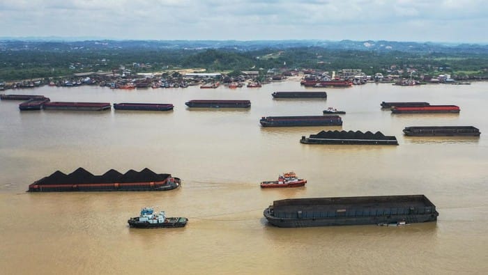 (Foto: Suasana lalu linta sungai Mahakam yang di penuhi kapal pengangkut batubara/Okezone.com)