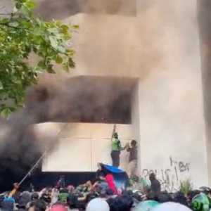 (Foto: Gedung 5 lantai di kawasang kwitang, Jakarta Pusat yang dibakar massa/rmol.id)