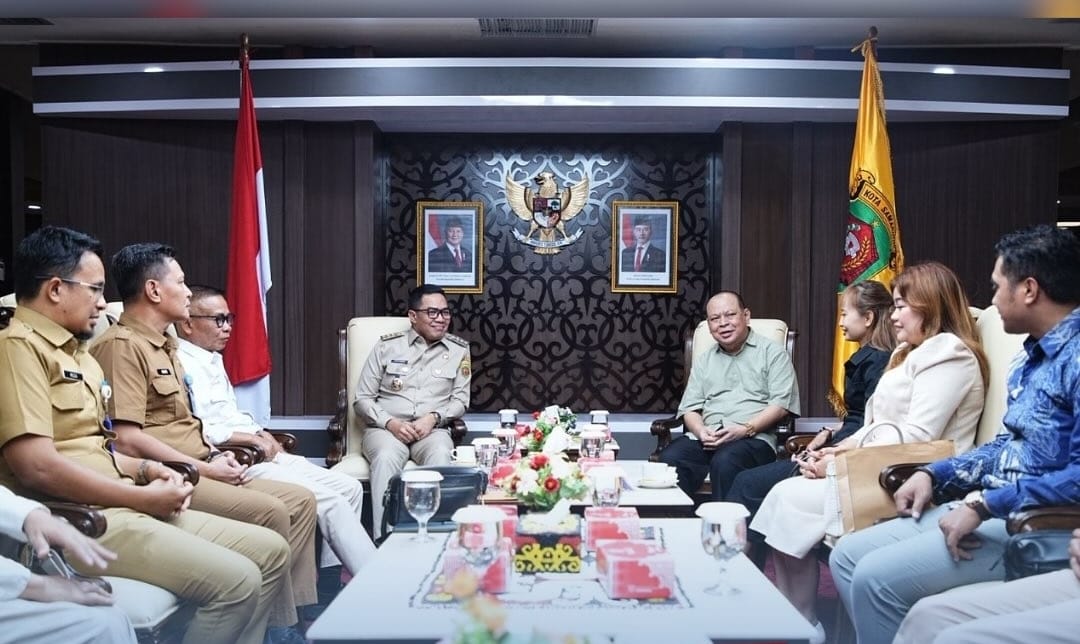 (Foto: Walikota Samarinda, Andi Harun saat bertemu dengan pengelola Rumah Sakit Haji Darjad/doc)