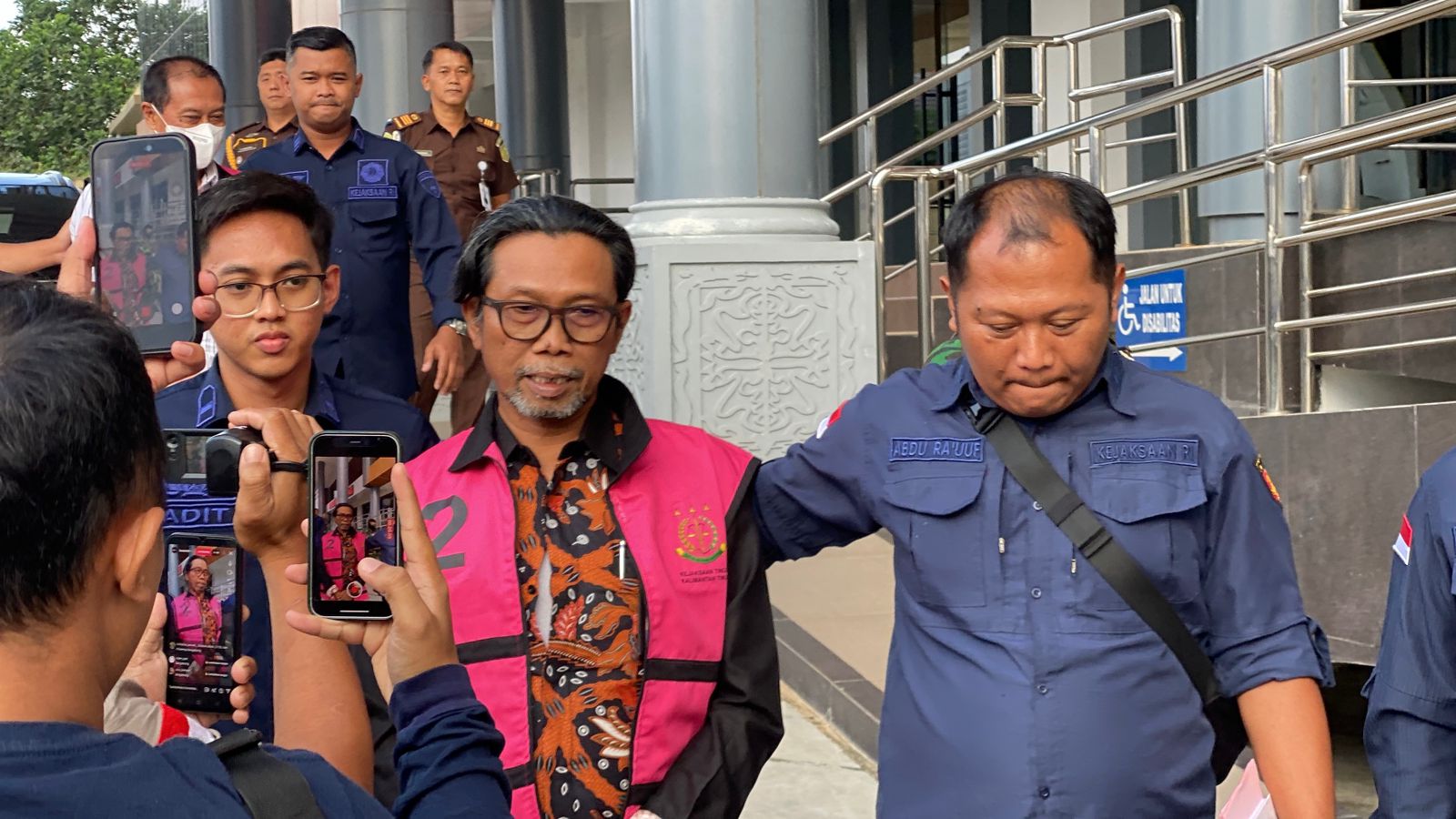 (Foto Kepala Dispora Kaltim, Agus Hari Kesuma digiring usai ditetapkan menjadi tersangka kasus dugaan korupsi DBON/doc)