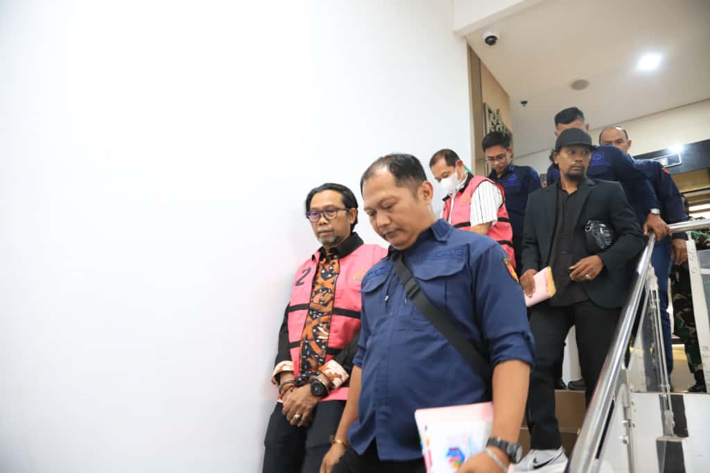 (Foto: Agus Hari Kesuma dan Zairin Zain digiring tim Kejati Kaltim usai ditetapkan tersangka/doc)