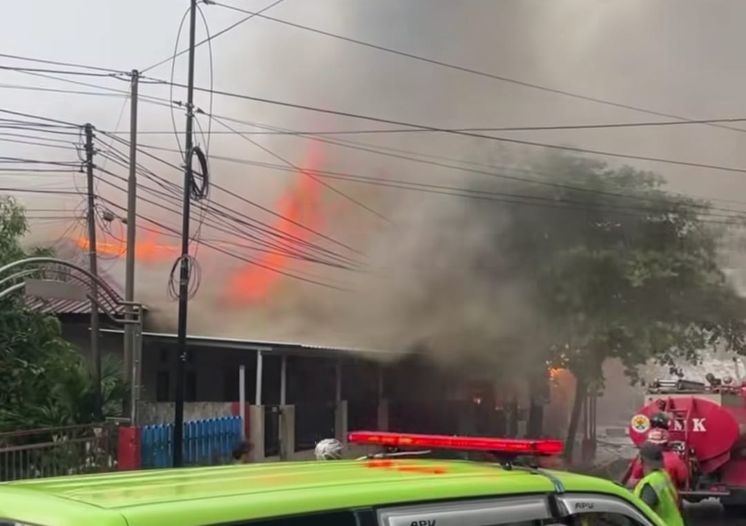 (Foto: Pemadam kebakaran yang tengah berusaha untuk memadamkan api di warung bu Sum/doc)