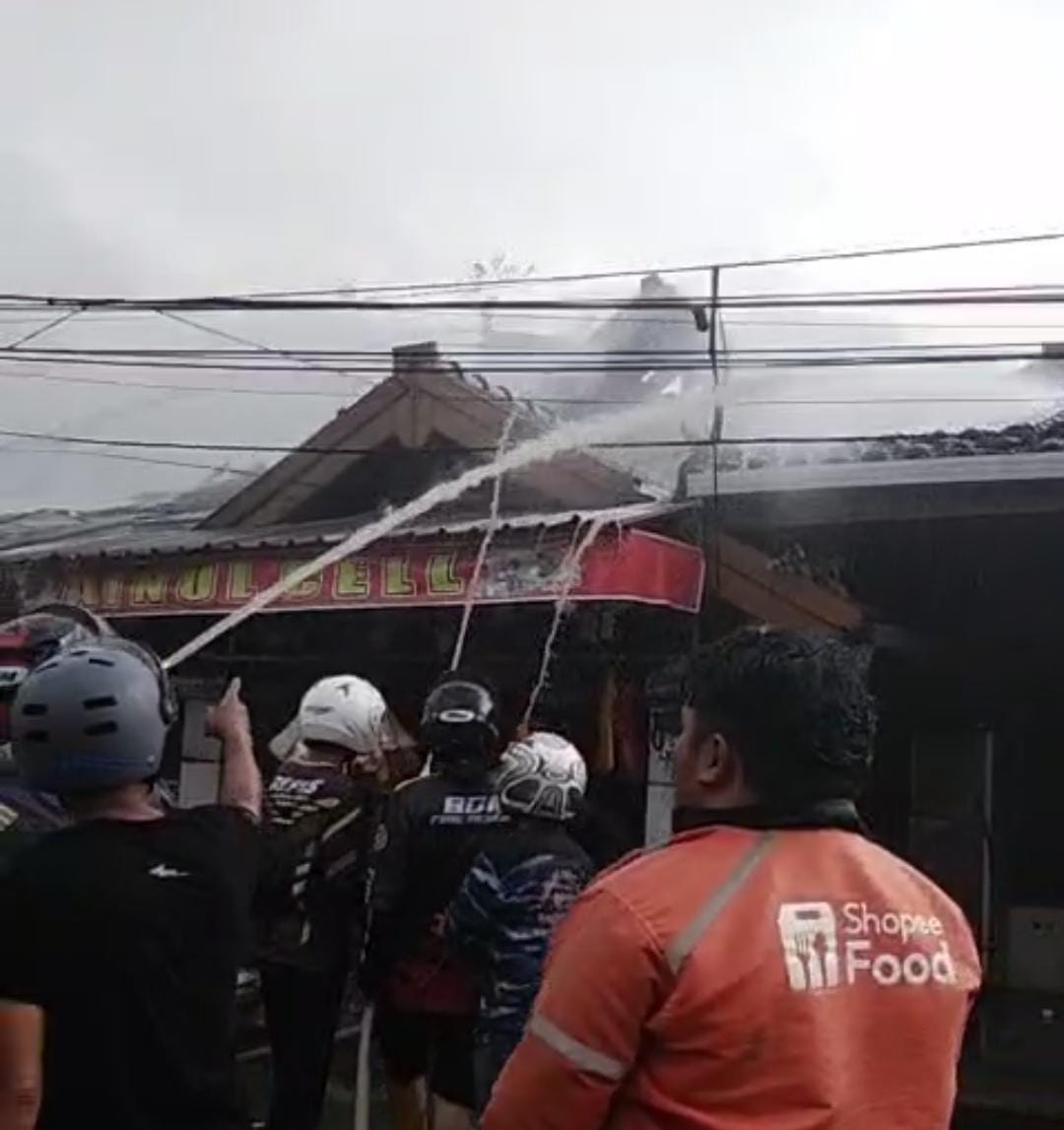 (Foto: Pemadam saya berupaya memadamkan api di dua tempat usah Jalan Kinibalu/doc