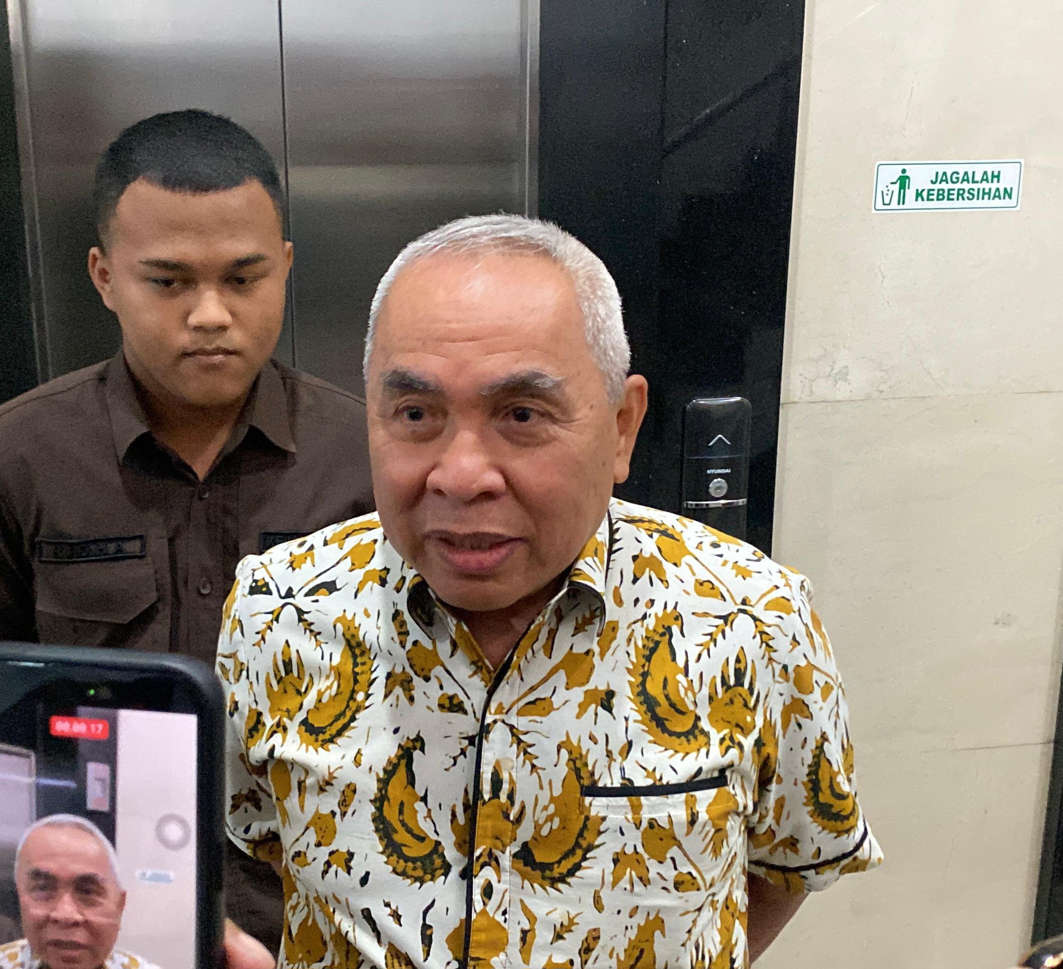 (Foto: Mantan Gubernur Kaltim, Isran Noor usai diperiksa oleh tim penyidik Kejati Kaltim/doc)