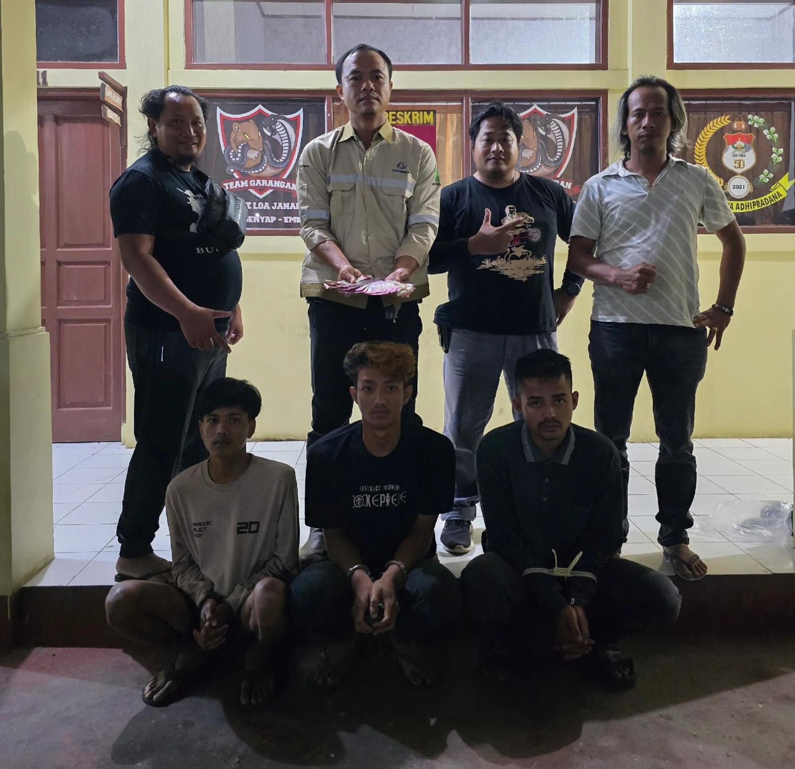 (Foto: Ketiga pelaku pengedar uang palsu yang telah diamankan di Polsek Loa Janan/doc)