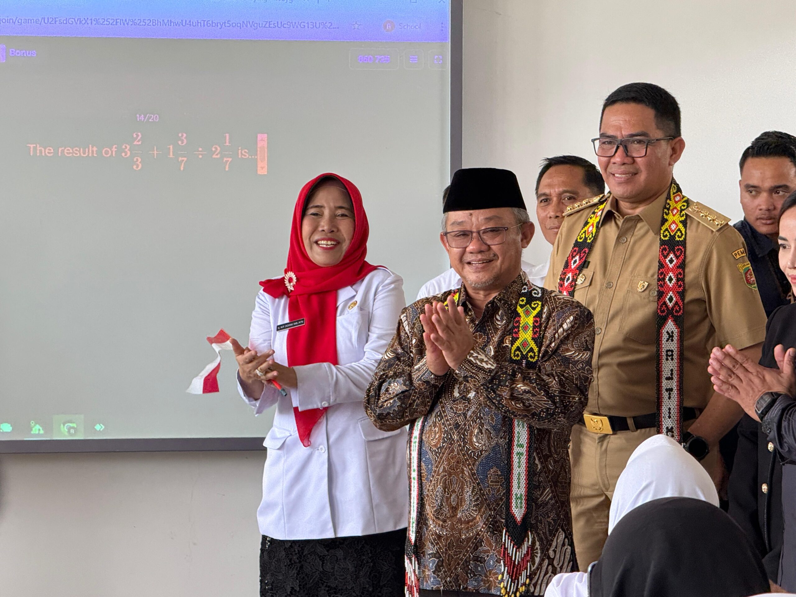 (Foto: Mendikdasmen, Abdul Mu'ti didamping Walikota Samarinda, Andi Harun saat meninjau kelas di Sekolah Terpadu/doc)