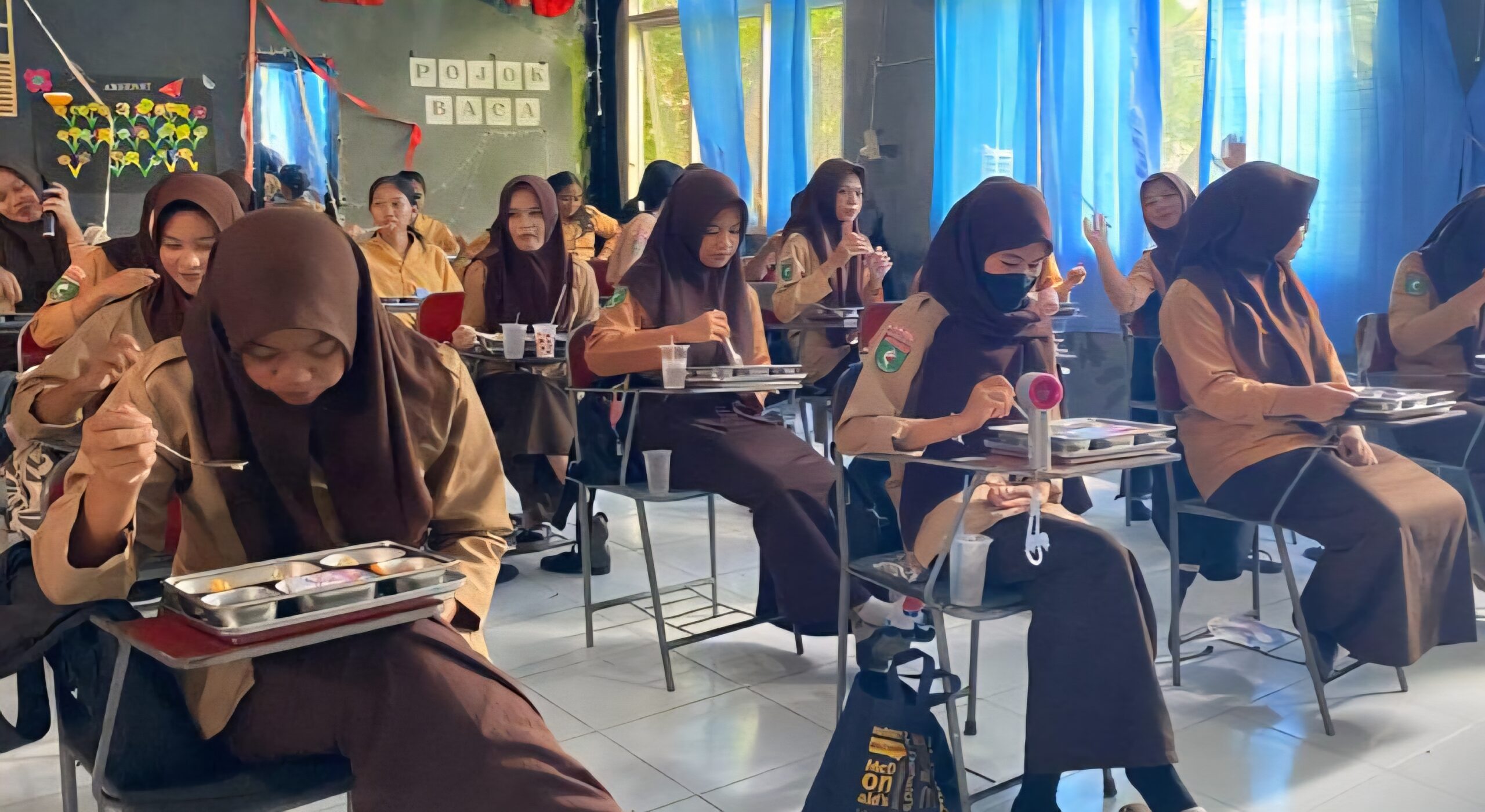 (Foto: Siswi SMA PGRI, Berau yang menikmati hidangan MBG/doc)