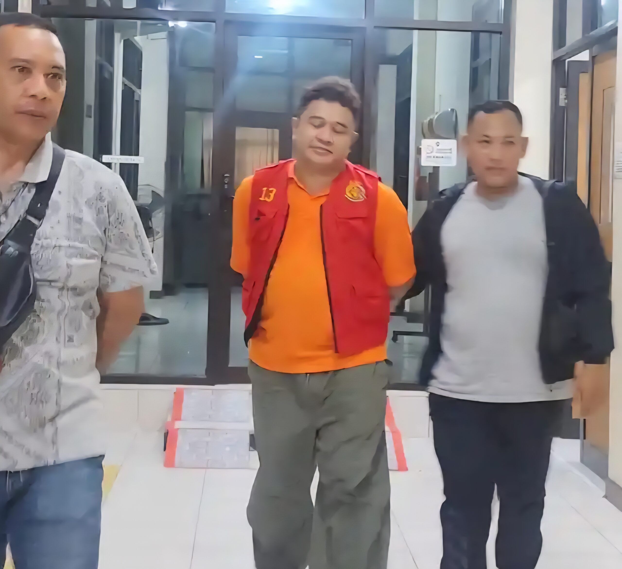 (Foto: Eks direktur Persiba Balikpapan, Catur Adi Prianto saat digiring petugas/doc)