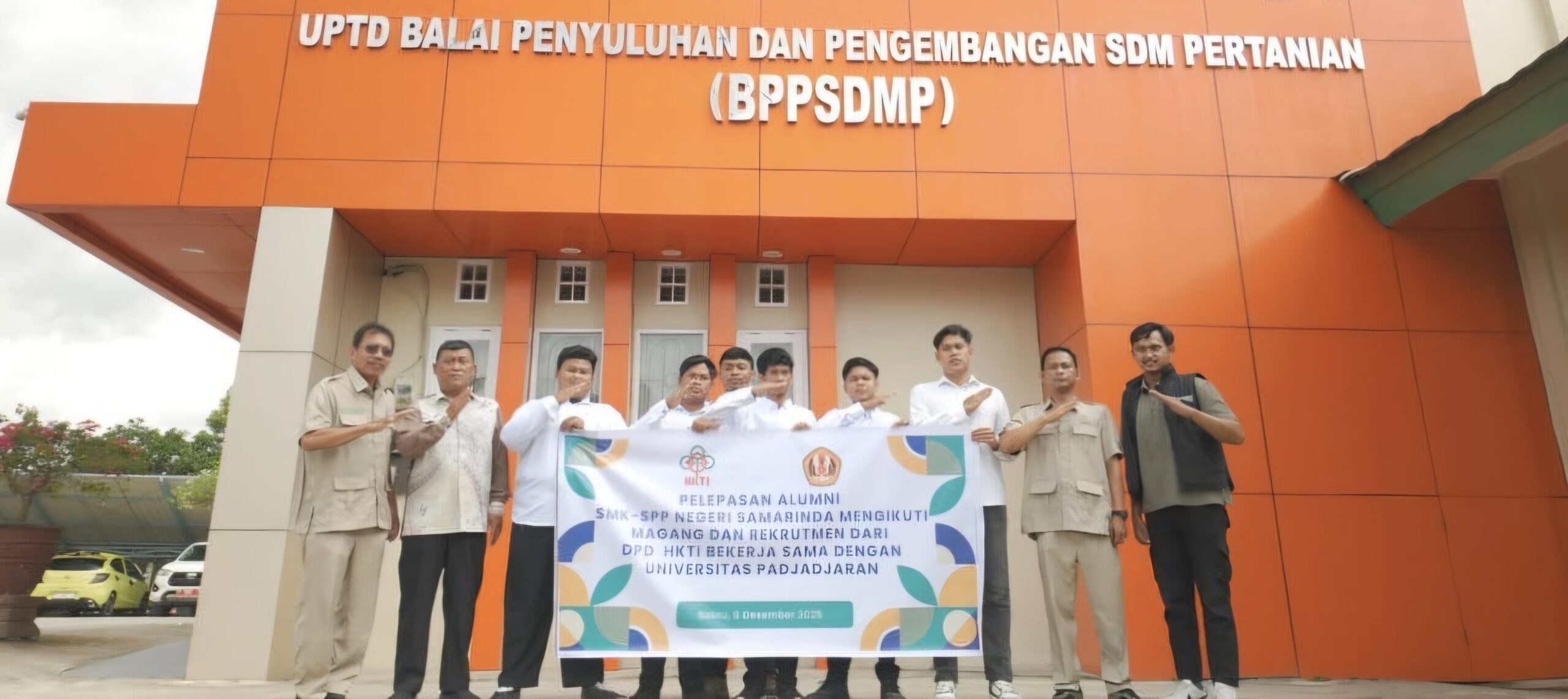 (Foto: Enam petani di Samarinda yang berangkat ke Universitas Padjajaran untuk mengikuti program pembelajaran/doc)