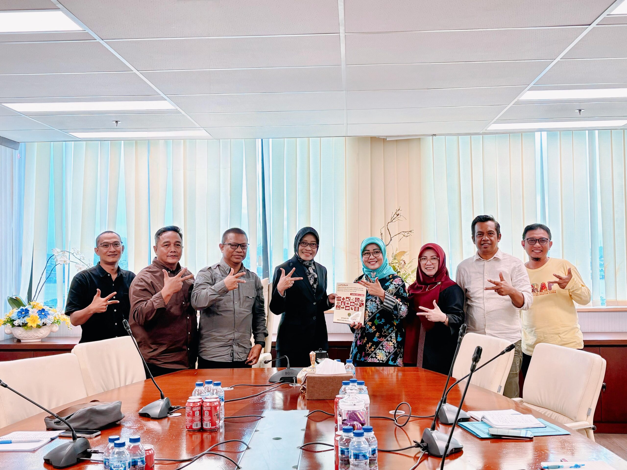 (Foto: Kepala Dispar Kaltim, Ririn Sari Dewi, bersama Sekda Provinsi Kaltim, Sri Wahyuni dalam agenda penyampaian laporan/doc)