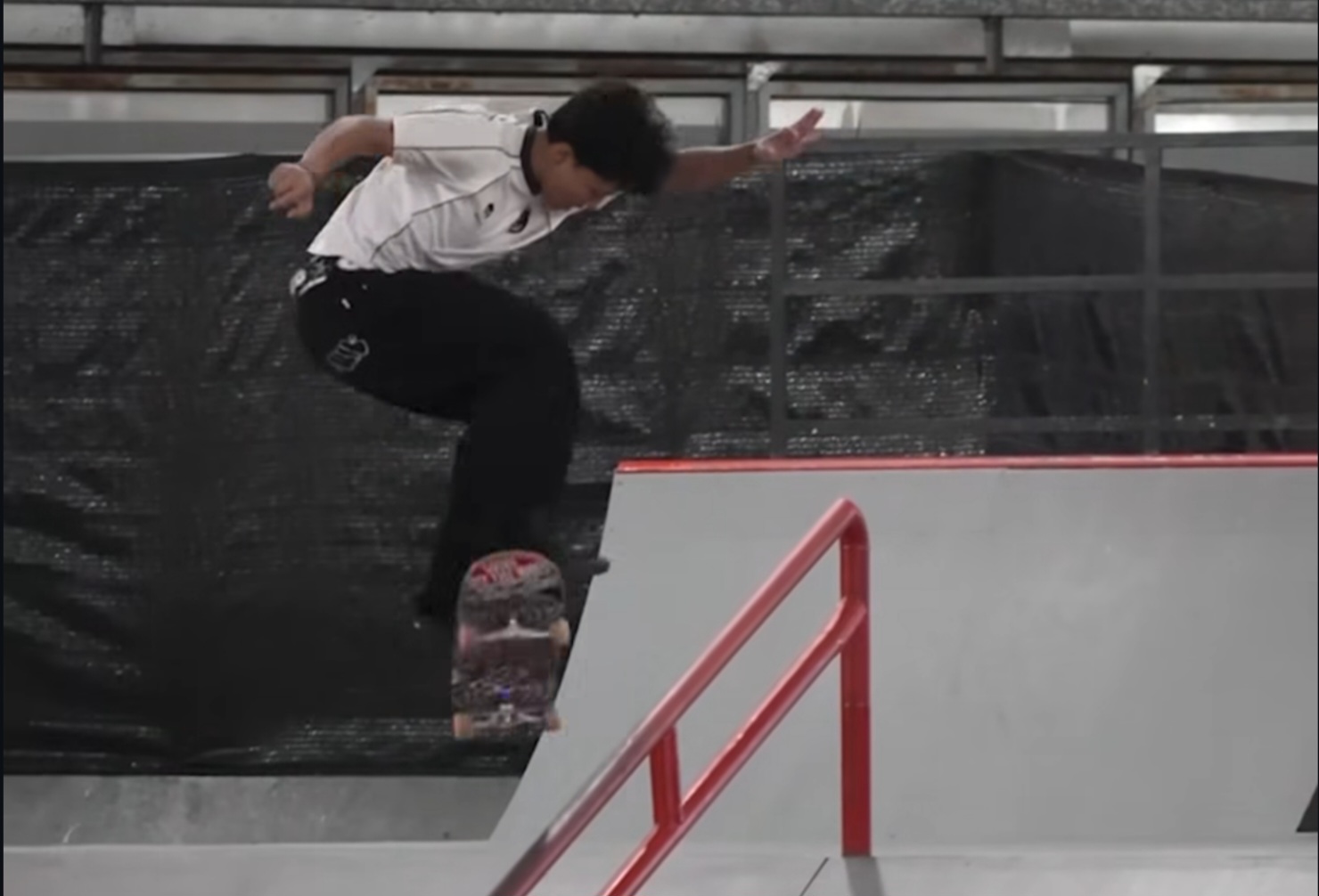 (Foto: Atlet skateboard, Basral Graito Hutomo saar melakukan trik terakhir yang mengantarkan medali Emas untuk Indonesia/doc)