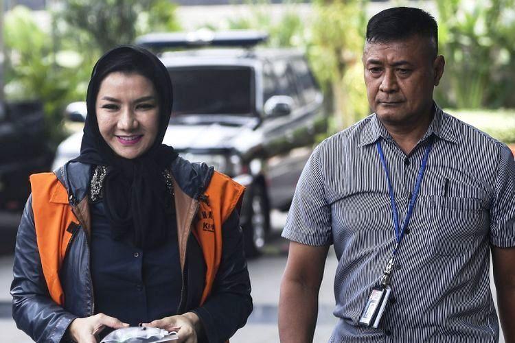 (Foto: Mantan Bupati Kutai Kertanegara (Kukar), Rita Widyasari saat digiring petugas KPK/doc)