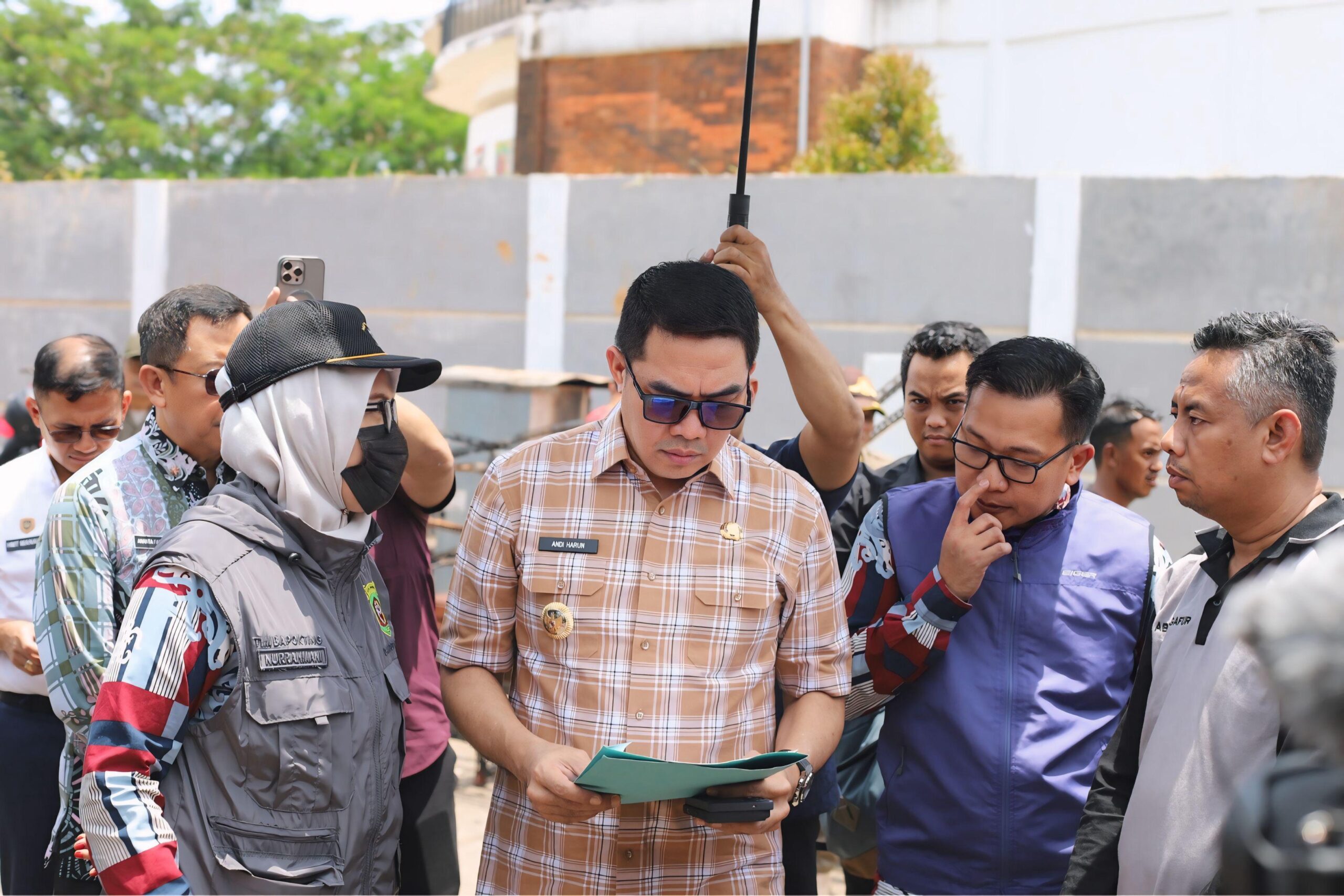 (Foto: Walikota Samarinda, Andi Harun saat meninjau lokasi kebakaran di pasar Segiri/doc)