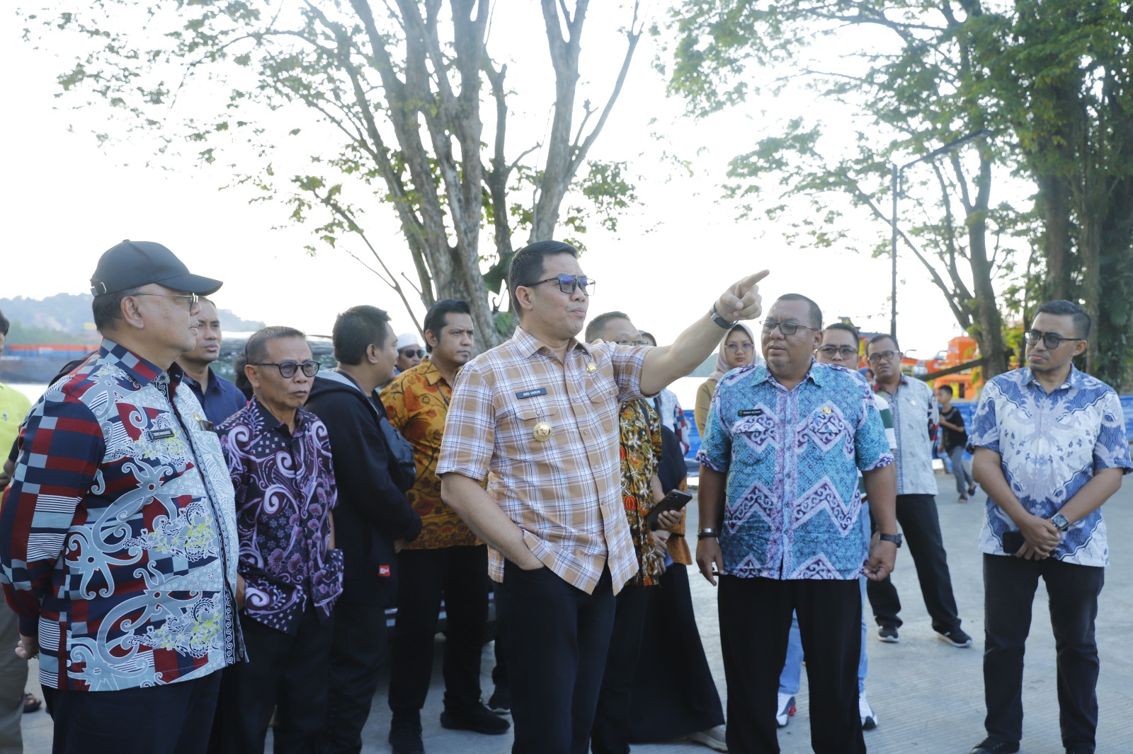 (Foto: Walikota Samarinda, Andi Harun saat melakukan tinjauan ke lokasi taman baqa yang berada di Samarinda Seberang/doc)