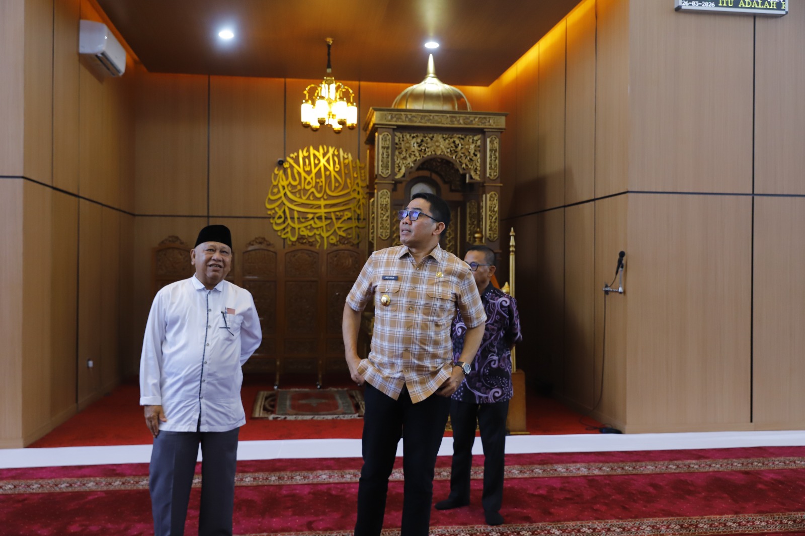 (Foto: Walikota Samarinda, Andi Harun saat melihat lokasi indoor Masjid Ash-Shobirin/doc)