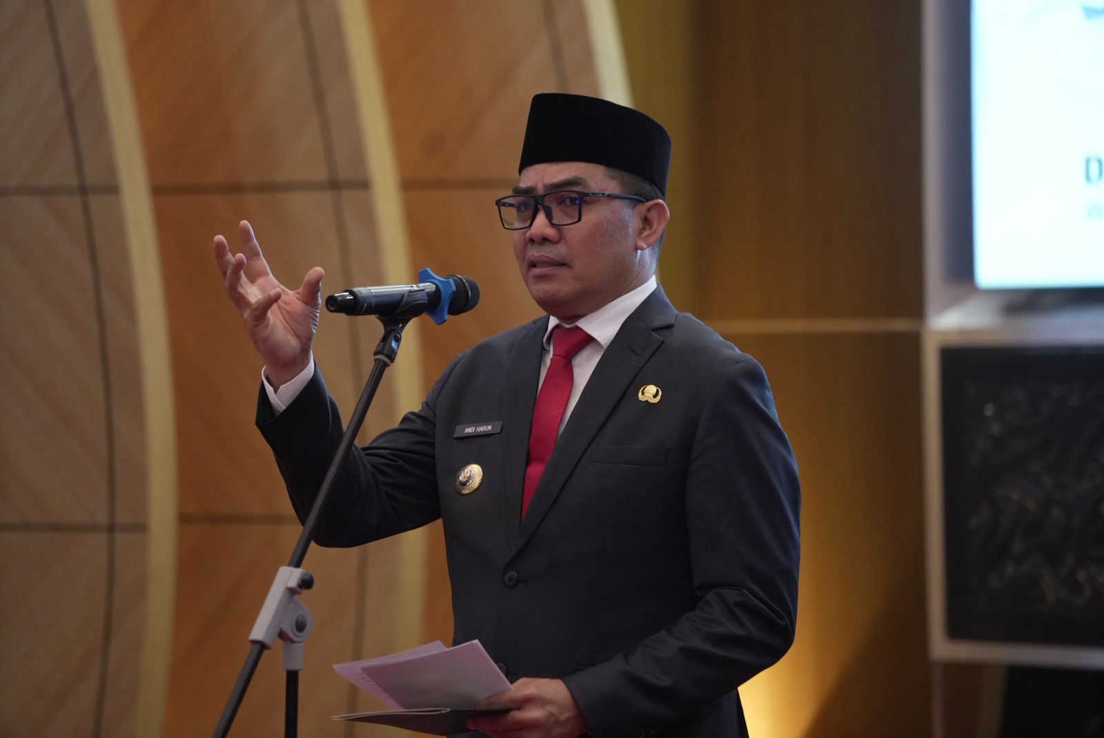 (Foto: Walikota Samarinda, memberikan sambutan usai melantik Sekda definitif, dan Pejabat lainnya/doc)