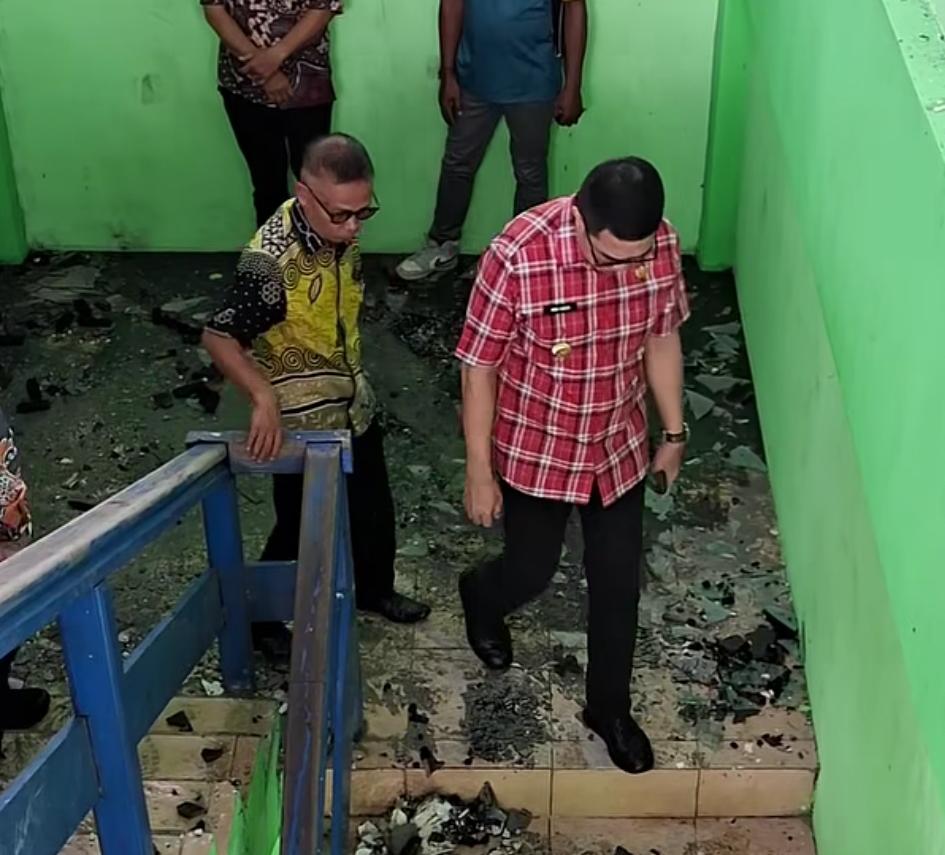 (Foto: Walikota Samarinda, Andi Harun saat meninjau salah gedung SMP Negeri 2 Samarinda yang terbakar/doc)