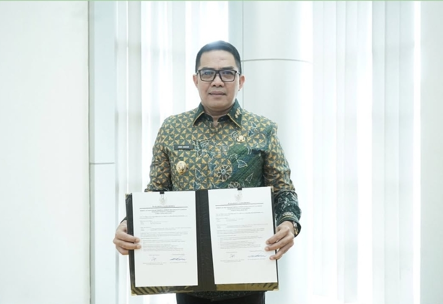 (Foto: Walikota Samarinda, Andi Harun saat menyerahkan langsung LKPD ke BPK Provinsi Kaltim/doc)