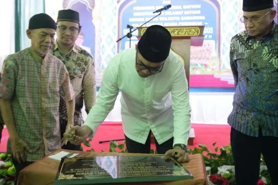 (Foto: Walikota Samarinda, Andi Harun melakukan tandatangan sebagai bukti peresmian Masjid Hubbul Wathon, Loa Janan Ilir/doc)