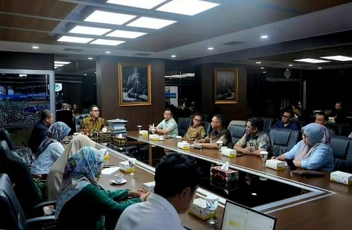 (Foto: Walikota Samarinda, Andi Harun saat rapat bersama KLH/doc)