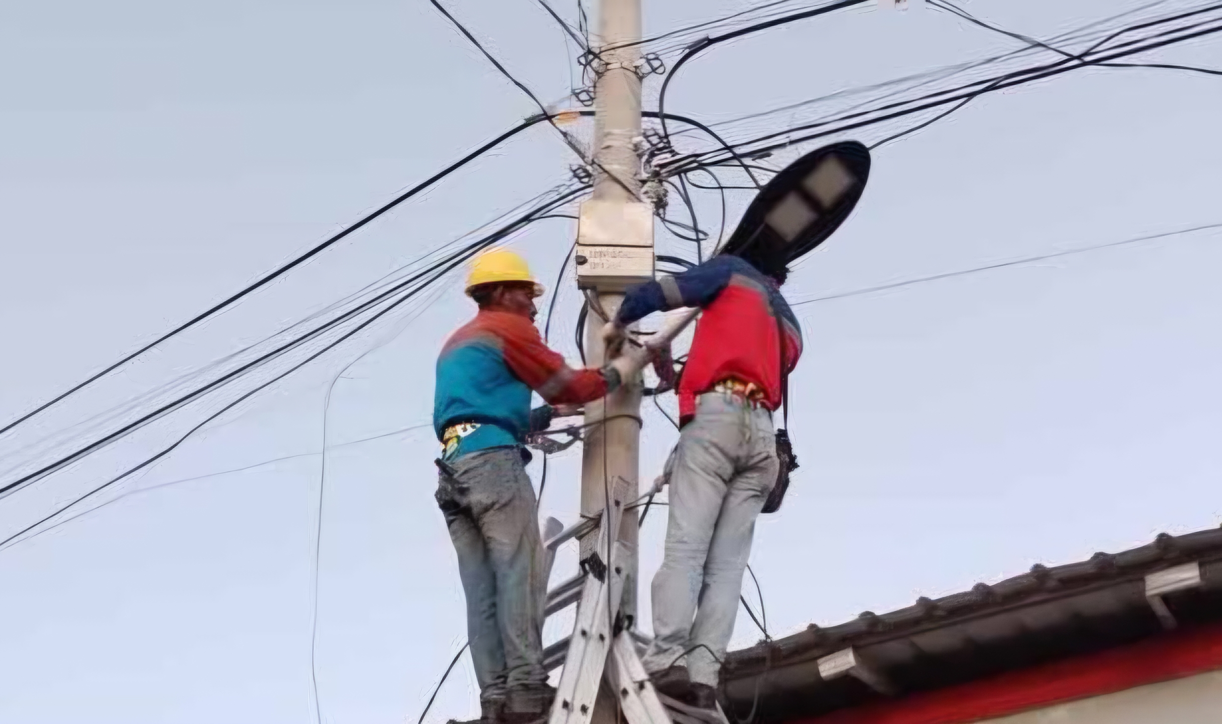(Foto: Petugas PLN yang sedang memperbaiki listrik/doc)