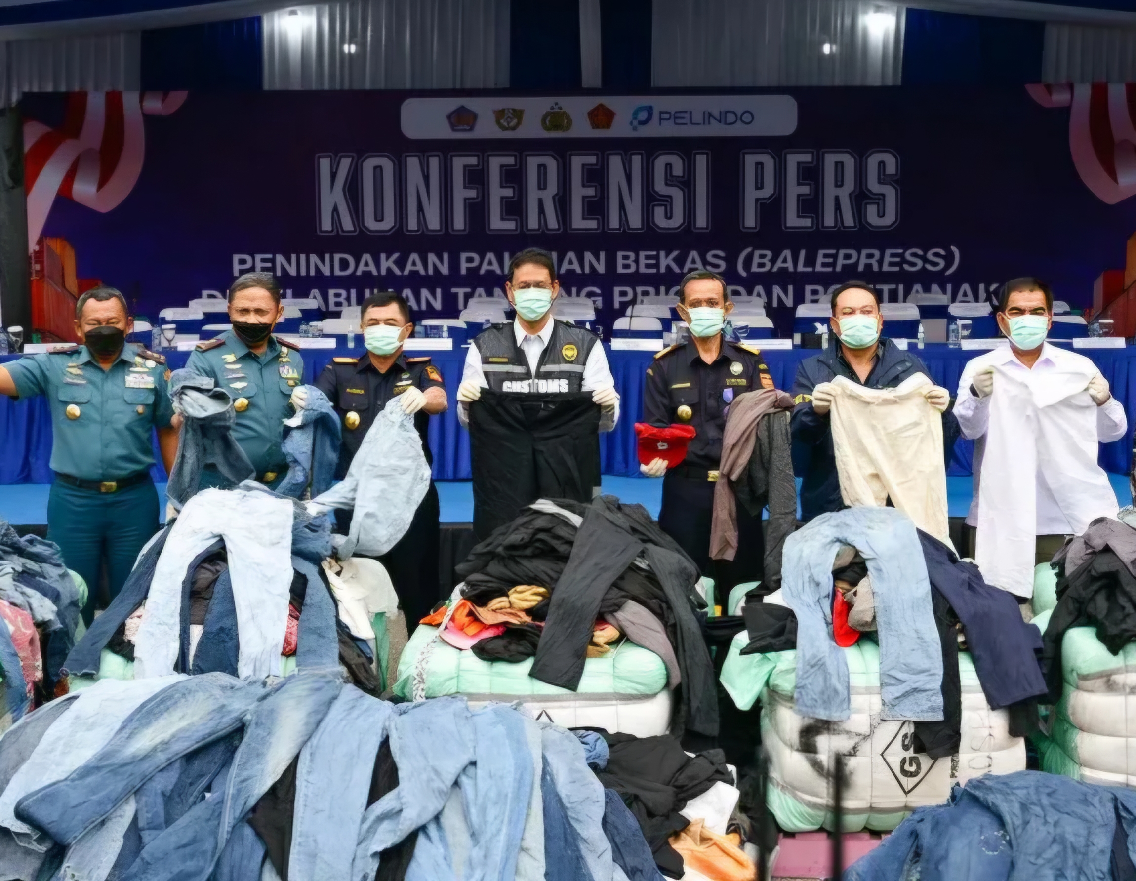 (Foto: Kementerian keuangan bersama Bea Cukai berhasil mengamankan 43 kontainer berisi pakaian bekas illegal/doc)