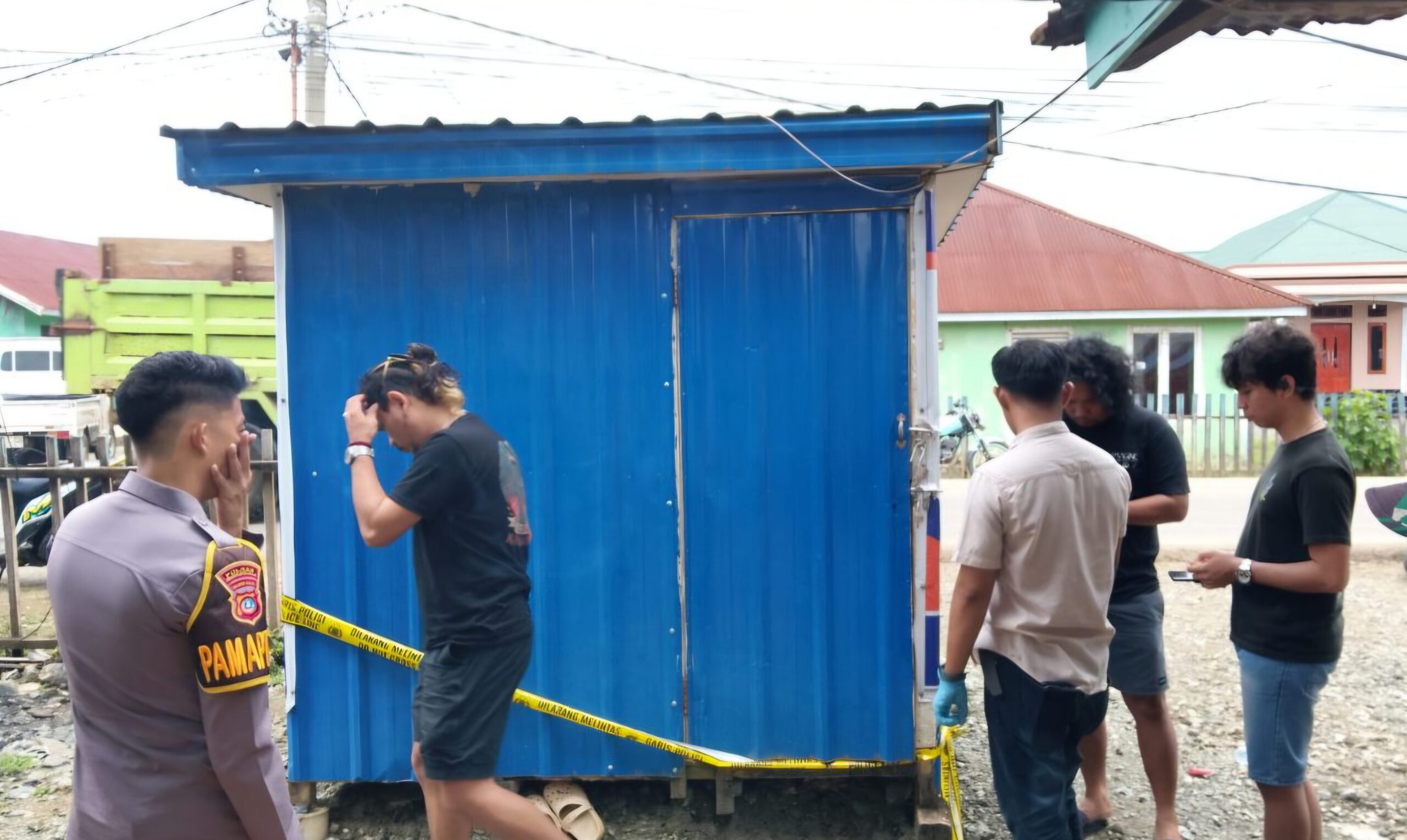 (Foto: Pihak kepolisian melakukan olah TKP di tempar kejadian/doc)