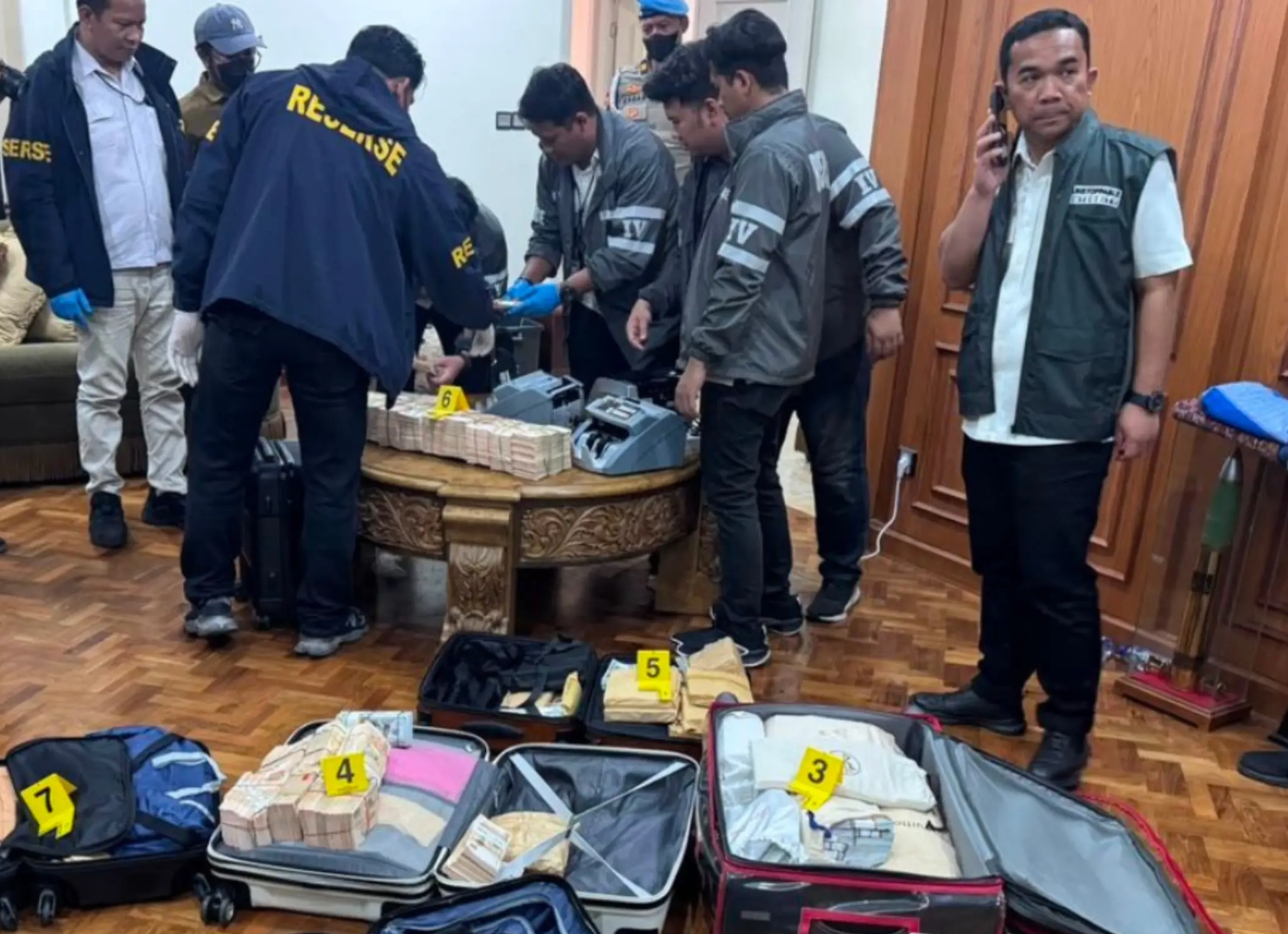 Foto: Korptipidkor Mabes Polri bersama Polda Metro Jaya saat melakukan penggeledahan dan menemukan emas seberst 74 Kg di sebuah rumah yang berada di kawasan Sentul, Bogor/ist)