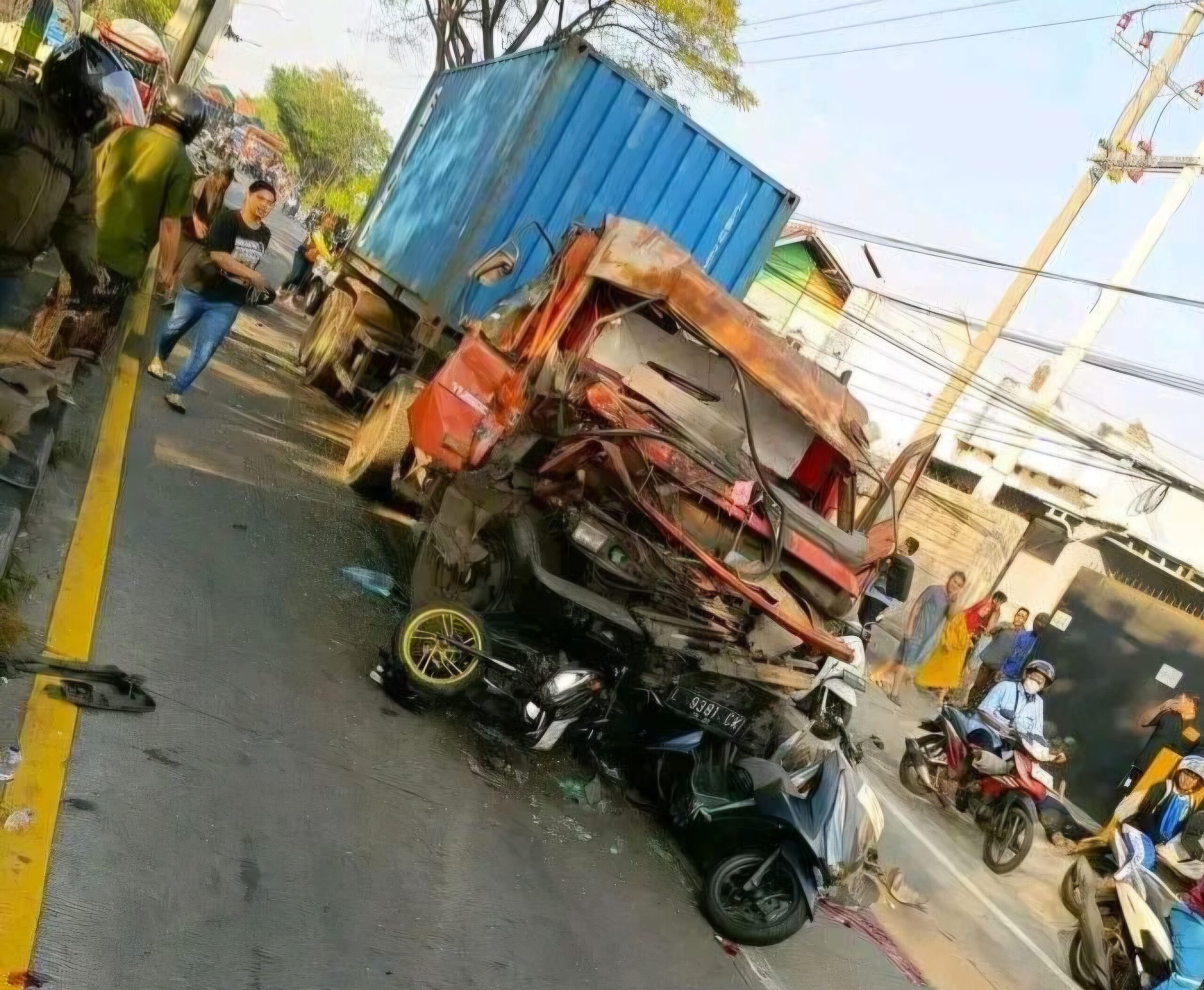 Foto: Truk kontainer yang dikendarai Agung usai menabrak pengendara bermotor di lampu merah Simpang Empat Patung Sapi, Kabupaten Pasuruan/doc)