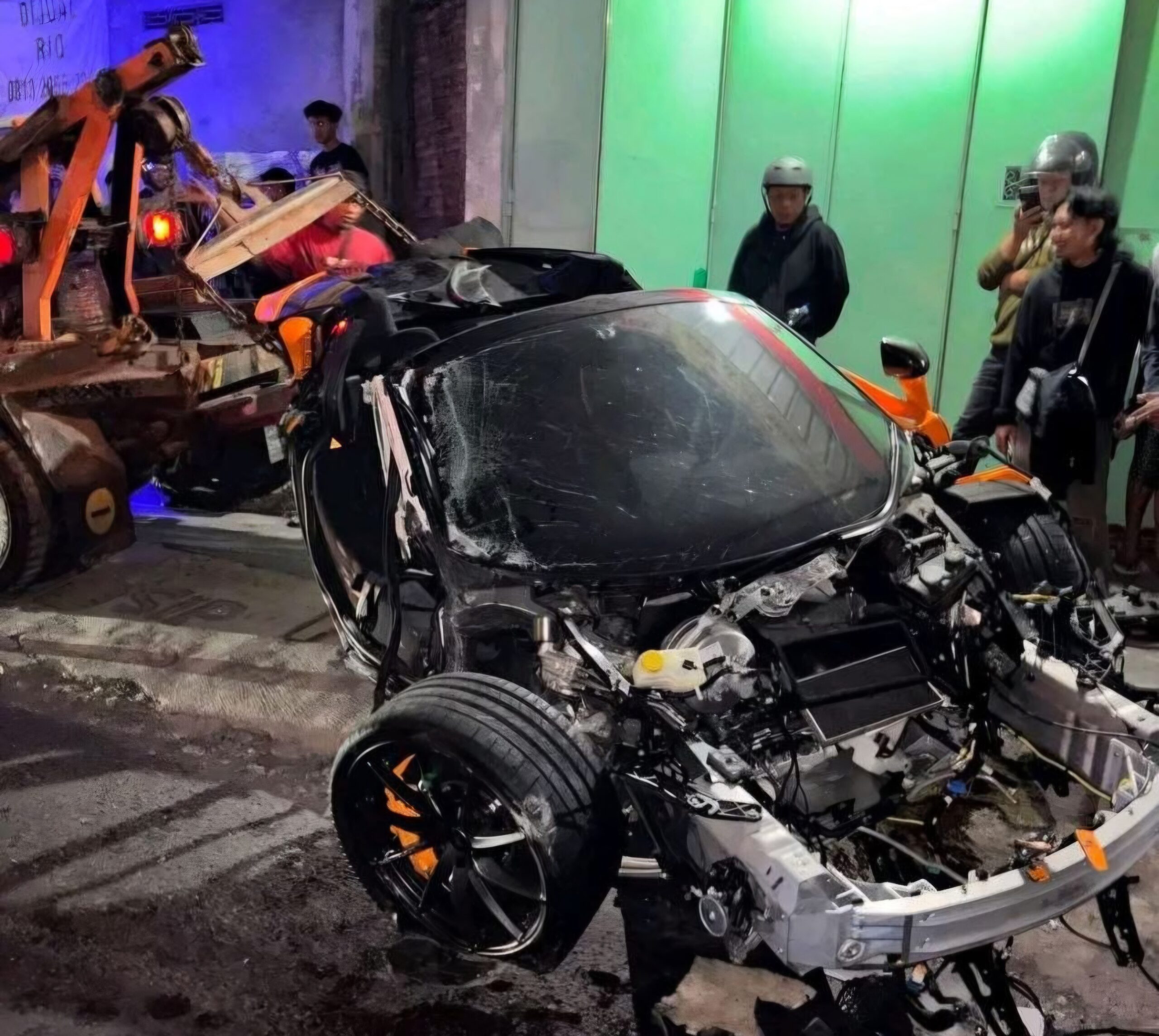 (Foto: Kondisi supercar McLaren milik Youtuber Andre ST usai terlibat kecelakaan/ist)