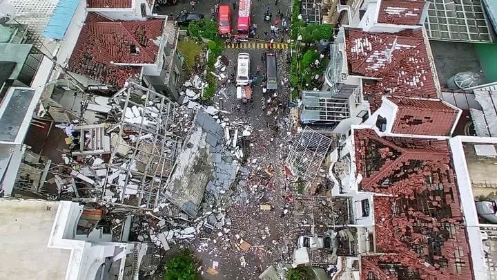 (Foto: Tampak pengambilan gambar dari atas situasi lokasi ledakan diduga pipa gas bocor di salah rumah yang berada di Komplek Grand Polonia, Medan/doc)