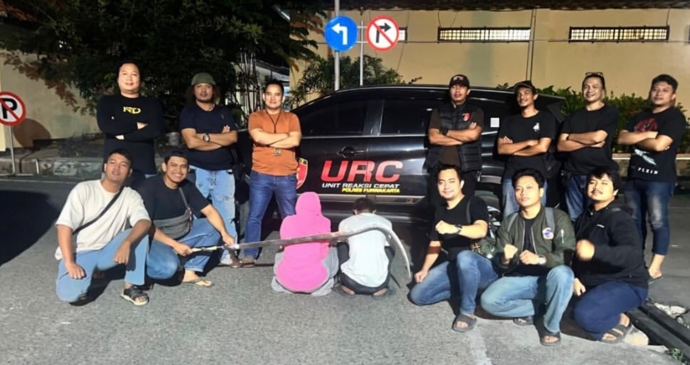 (Foto: Satreskrim Polres Purwakarta usai mengamankan dua pelaku penikaman beserta barang bukti/doc)