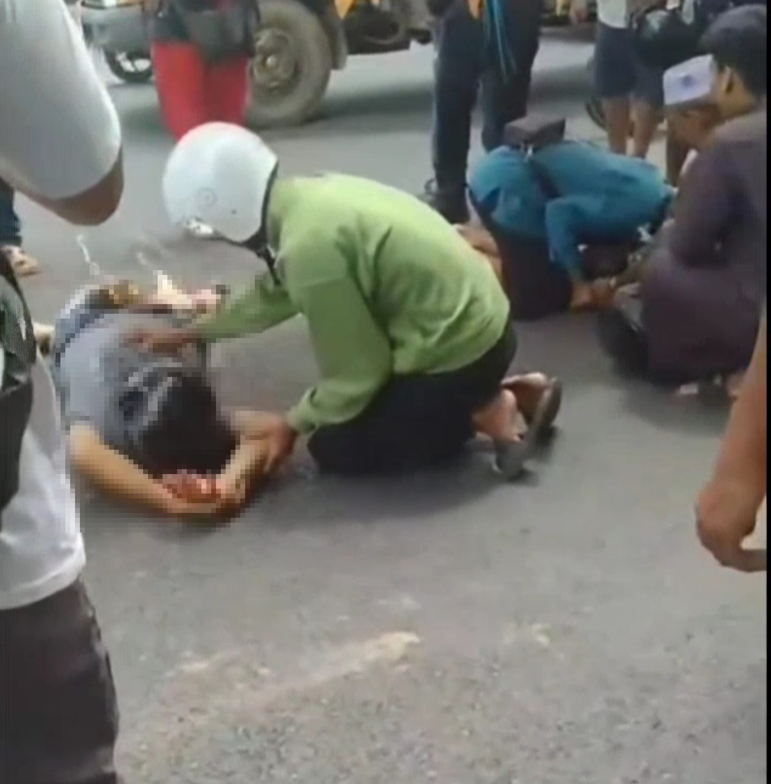 (Foto: Korban penabrakan di Balikpapan saat ditolong oleh warga/doc)