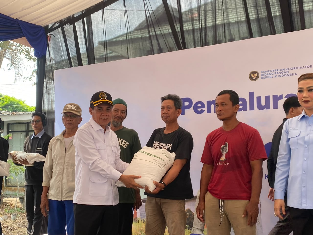 (Foto: Ketua DPRD Samarinda, Helmi Abdullah saat menyerahkan beras kepada salah satu warga Loa Bakung/doc)