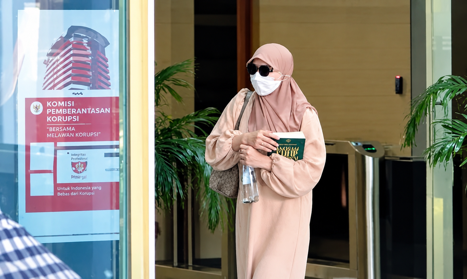 (Foto: Mantan Bupati Kukar, Rita Widyasari menggunakan kacamata hitam dan masker hadir memenuhi panggilan KPK/doc)