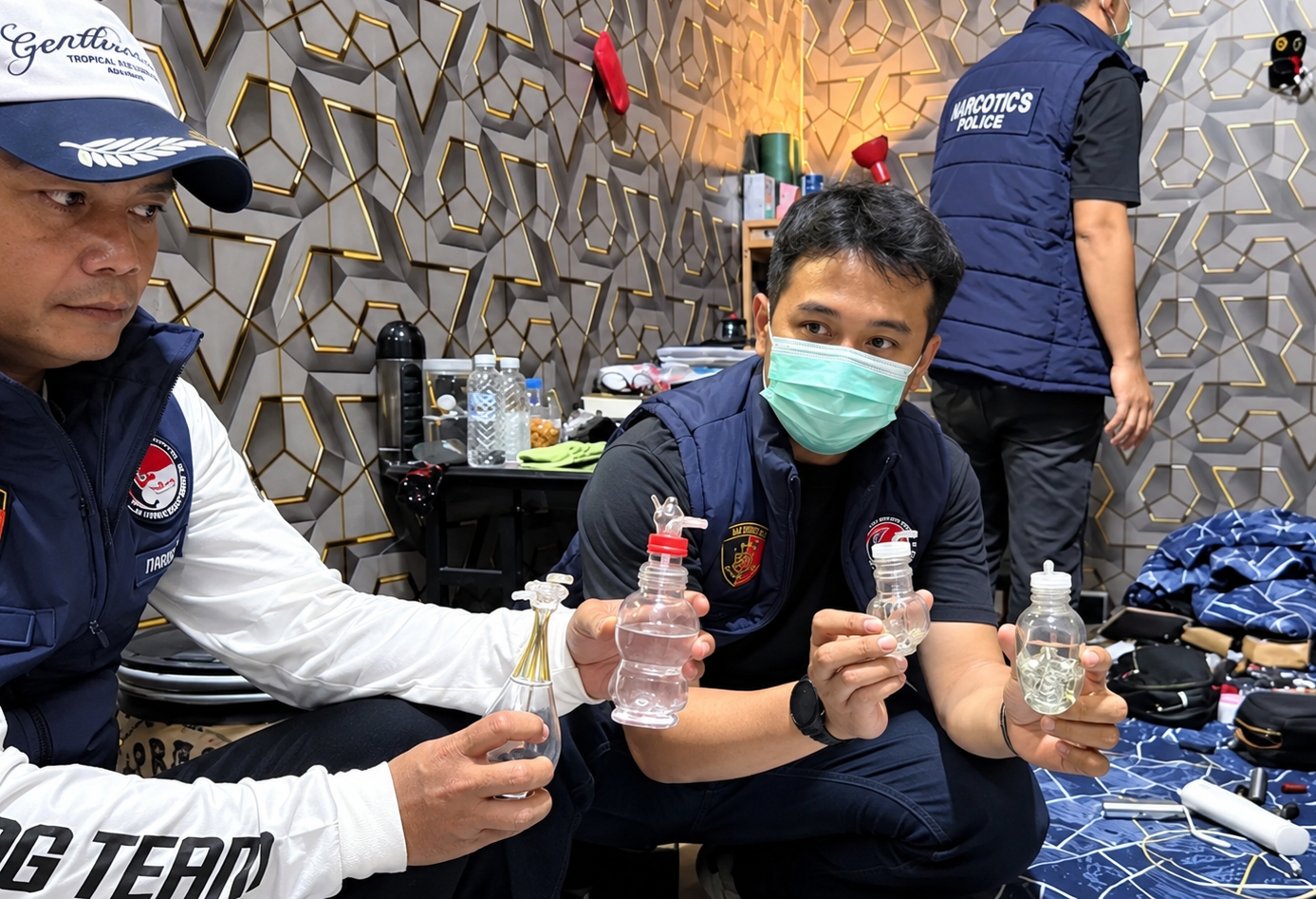 (Foto: Satresnarkoba Polrestabes Bandung usai melakukan penggerebekan di kawasan Saritem/doc)