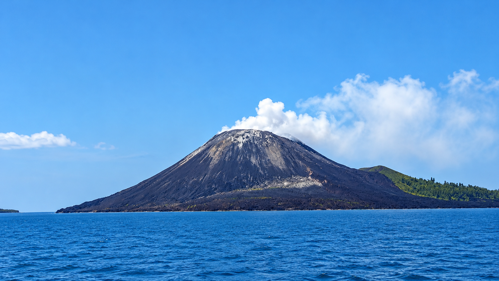 (Foto: Gunung Anak Krakatau yang berada di perairan Selat Sunda/doc)
