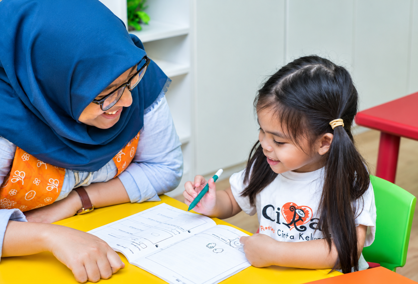 (Foto: Illustrasi guru PAUD yang juga mengajar Anak Berkebutuhan Khusus (ABK)/doc)